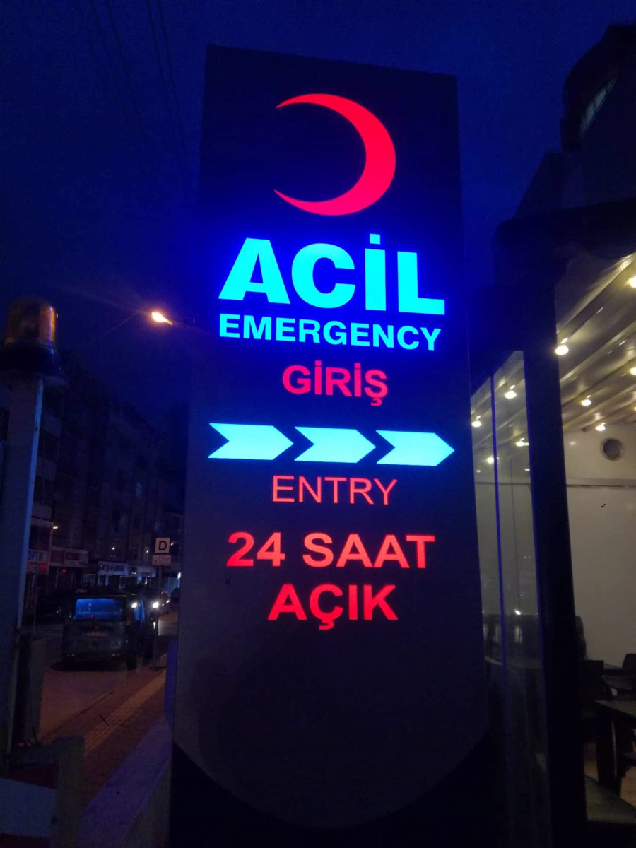 Hastane Acil Giriş Işıklı Yönlendirme Totemi
