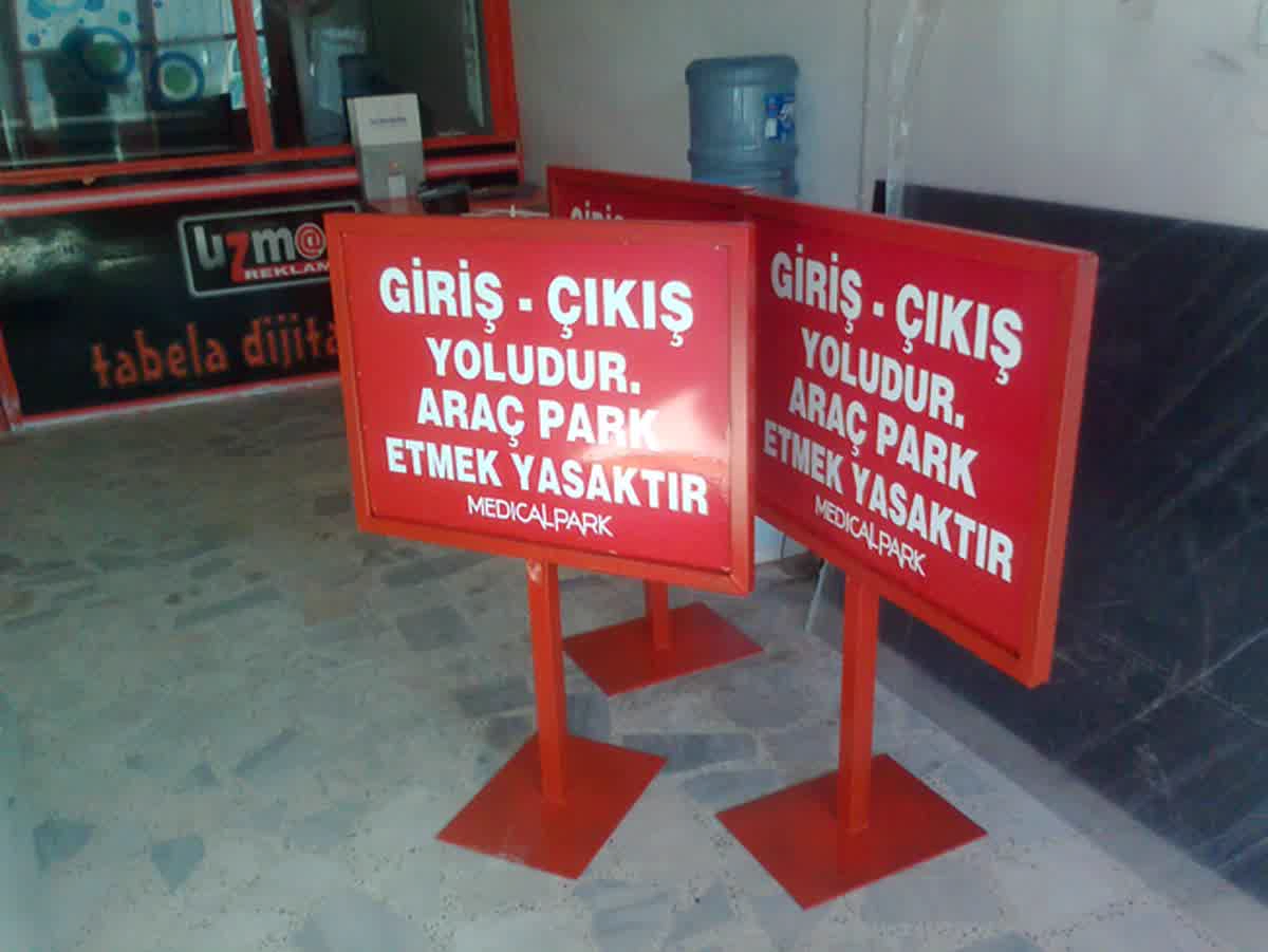 Ayaklı Giriş Çıkış Uyarı Levhası ve Otopark Yönlendirme Panosu