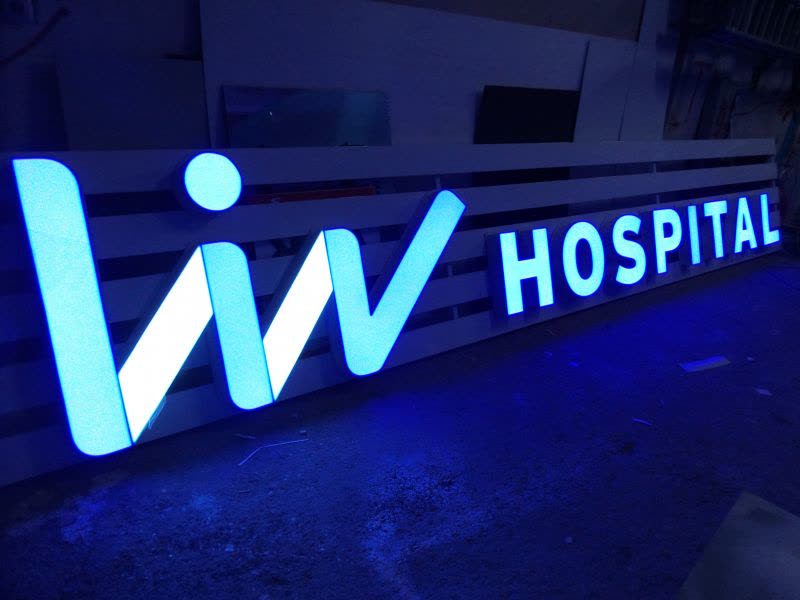 Liv Hospital Samsun ışıklı kutu harf tabela uygulaması