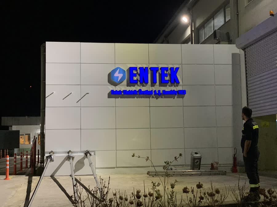 Entek Elektrik ışıklı kutu harf tabela ve kompozit cephe uygulaması
