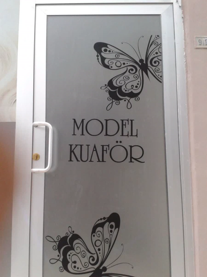 Model Kuaför Buzlu Cam Kapı Kumlama Folyo Uygulaması