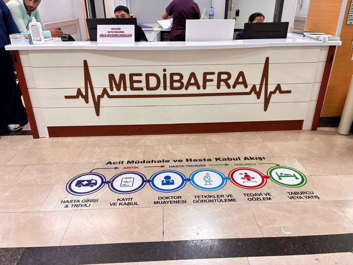Medibafra Hastanesi resepsiyon zemin yönlendirme ve hasta kabul akışı uygulaması