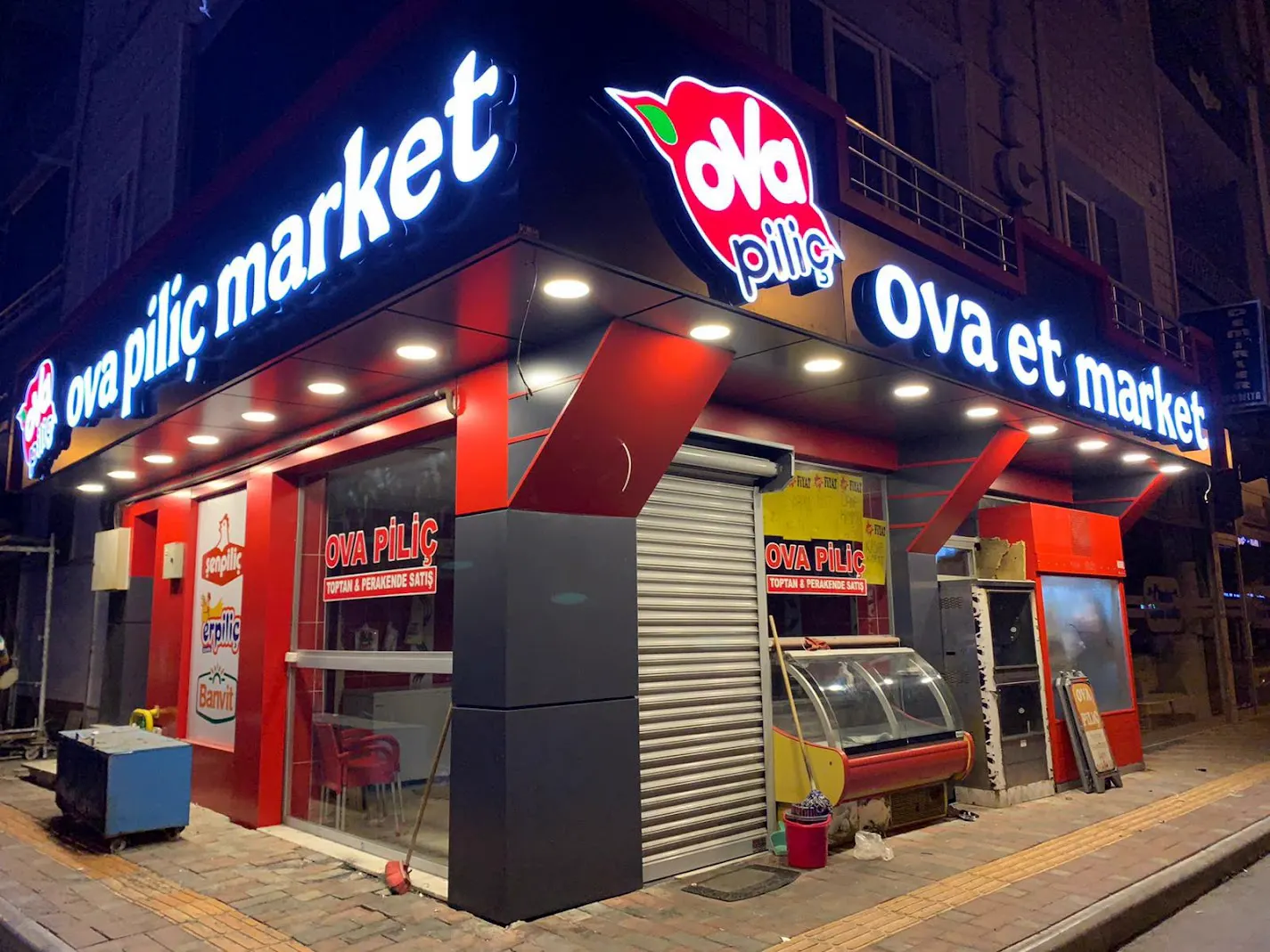 Ova Piliç Market Pleksi Kutu Harf ve Kompozit Cephe